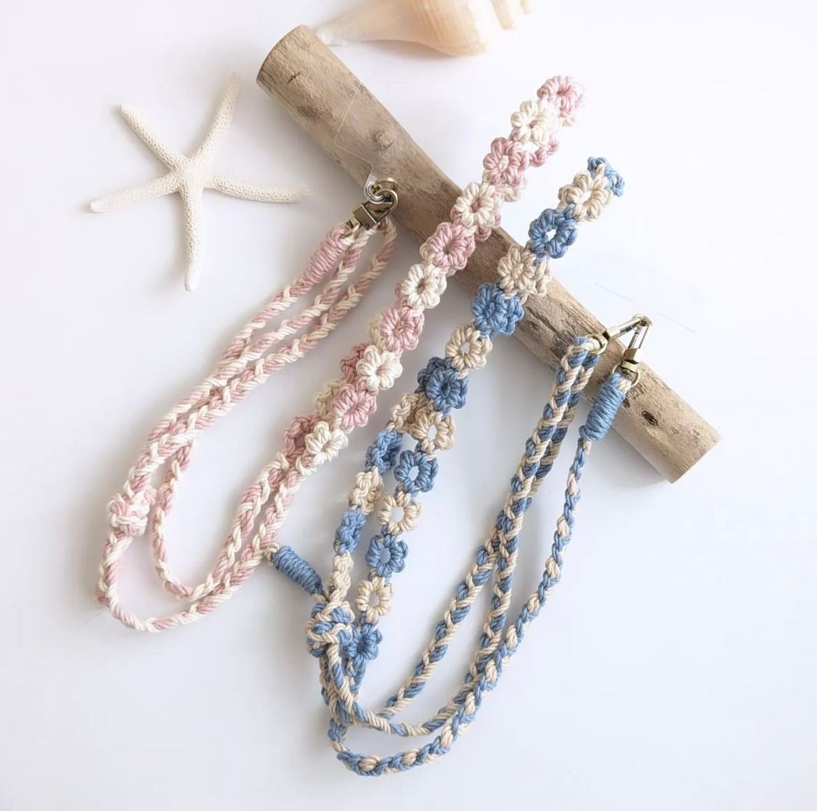 Handmade Macramé Floral Phone Lanyard – Pastel Braided Strap with Beach-Inspired Design